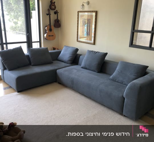 ספה אפורה עם כריות על שטיח בהיר
